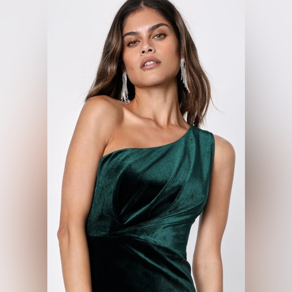 Rich, deep green, velvet cocktail dress - Picture 3 of 3